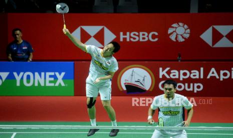 Pebulu tangkis ganda putra Indonesia Mohammad Ahsan dan Hendra Setiawan memukul kok ke arah lawannya asal Thailand Supak Jomkoh dan Kittinupong Kedren dalam babak 32 besar Kapal Api Group Indonesia Open 2023 di Istora Senayan, Jakarta, Rabu (14/6/2023). Ahsan dan Hendra menang dengan skor 21-16 dan 21-17 sehingga melaju ke babak 16 besar. 