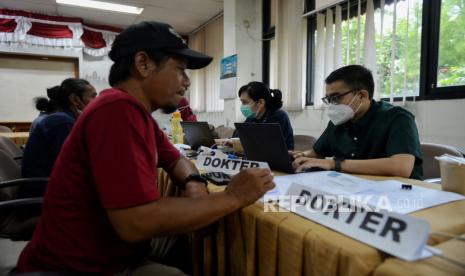 Calon petugas Kelompok Penyelenggara Pemungutan Suara (KPPS) melakukan tes kesehatan saat mendaftarkan diri mejadi petugas KPPS di Kantor Kecamatan Pasar Minggu, Jakarta, Jumat (15/12/2023). Komisi Pemilihan Umum (KPU) membuka pendaftaran petugas KPPS dengan kuota sebanyak 5.741.127 orang pada Pemilu 2024 yang berlangsung hingga 20 Desember 2023. Bagi warga yang hendak mendaftar, akan dilakukan pengecekan kesehatan sebagai syarat menjadi anggota KPPS guna mengantisipasi korban anggota KPPS yang meninggal saat bertugas seperti pada Pemilu 2019 lalu.