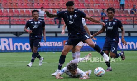 Pesepak bola Persija Jakarta Ryo Matsumura (bawah) terjatuh saat berebut bola dengan pesepak bola Arema FC Julian Guevara (atas) pada pertandingan BRI Liga 1 di Stadion Kapten I Wayan Dipta, Gianyar, Bali, Senin (26/2/2024). Arema FC mengalahkan Persija Jakarta dengan skor 3-2. 