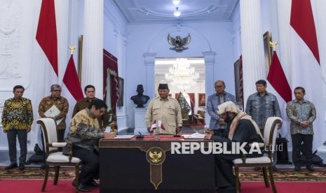 Presiden Prabowo Subianto (tengah) didampingi Menteri BUMN Erick Thohir (ketiga kiri), Wakil Menteri Perumahan dan Kawasan Permukiman (PKP) Fahri Hamzah (kedua kiri), Wakil Menteri Luar Negeri Anis Matta (kanan), Menteri Investasi dan Hilirisasi Rosan Roeslani (ketiga kanan), Ketua Satgas Perumahan Hashim Djojohadikusumo (kedua kanan) menyaksikan penandatanganan nota kesepahaman antara Menteri PKP Maruarar Sirait (depan kiri) dan investor Qatar Sheikh Abdul Aziz Al Thani (depan kanan) di Istana Merdeka, Jakarta, Rabu (8/1/2025). Indonesia menyepakati kerja sama pembangunan 1 juta rumah termasuk untuk masyarakat berpenghasilan rendah dengan investor Qatar. 