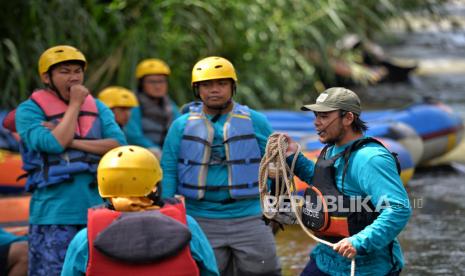 Instruktur menunjukan cara evakuasi korban saat pelatihan water rescue di Sungai Cisadane, Kabupaten Bogor, Jawa Barat, Sabtu (17/12/2022). Kegiatan tersebut diikuti sebanyak 20 peserta yang terdiri dari jurnalis berbagai media dan blogger.Dompet Dhuafa menggelar pelatihan dasar water rescue dan vertical rescue selama dua hari dengan tema agenda Jurnalis Siaga Bencana. Selain water rescue, peserta juga mempraktikkan mengendalikan perahu karet dan mencoba menuruni jeram di Sungai Cisadane. kegiatan tersebut bertujuan untuk melatih kemampuan jurnalis saat meliput di lokasi bencana khususnya di Indonesia. Republika/Thoudy Badai