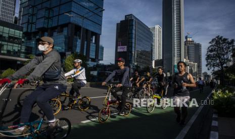 Warga berolahraga di kawasan Jalan Jenderal Sudirman, Jakarta, Ahad (23/1/2022). Menko Maritim dan Investasi Luhut Binsar Pandjaitan selaku Koordinator PPKM Jawa-Bali memberikan imbauan kepada masyarakat untuk tetap membatasi aktivitas di luar rumah seiring peningkatan kasus terkonfirmasi COVID-19 varian Omicron di Indonesia. 