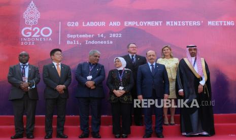 Menteri Ketenagakerjaan Ida Fauziyah (keempat kiri) berbincang dengan Menteri Tenaga Kerja dan Ketenagakerjaan India Bhupender Yadav (ketiga kiri) saat sesi foto bersama Menteri Ketenagakerjaan negara anggota G20 usai pertemuan G20 Labour and Employment Ministers Meeting (LEMM) di Jimbaran, Badung, Bali. Tenaga Ahli Utama KSP, Widiarsi Agustina mengatakan, rangkaian agenda pertemuan G20 memberikan dorongan yang positif bagi peningkatan ekonomi masyarakat lokal dan mampu mendongkrak pemulihan ekonomi nasional.