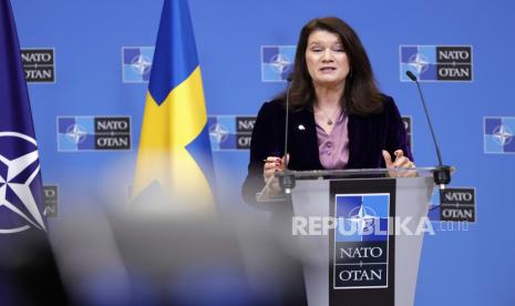 Menteri Luar Negeri Swedia Ann Linde berbicara selama konferensi media di markas NATO di Brussels, Senin, 24 Januari 2022.