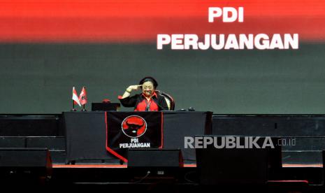 Ketua Umum PDI Perjuangan Megawati Soekarnoputri menyampaikan pidato politiknya dalam acara HUT ke-50 PDI Perjuangan di JIExpo, Kemayoran, Jakarta, Selasa (10/1/2023). HUT ke-50 PDI Perjuangan mengusung tema Genggam Tangan Persatuan Dengan Jiwa Gotong Royong dan Semangat Api Perjuangan Nan Tak Kunjung Padam. Dalam acara tersebut Ketua Umum PDI Perjuangan menyampaikan pidato politiknya yang berisi imbauan kepadamkader partainya untuk disiplin berpegang pada aturan partai serta memilih untuk menunda mengumumkan Calom Presiden pada momentum perayaan HUT ke-50. Republika/Thoudy Badai