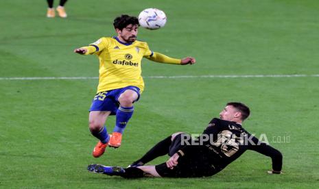 Cadiz CFJairo Izquierdo (Kiri) beraksi melawan ClÈment Lenglet (R) FC Barcelona selama pertandingan sepak bola LaLiga Spanyol antara Cadiz CF dan FC Barcelona di stadion Carranza di Cadiz, Spanyol selatan, 05 Desember 2020.