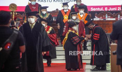 Presiden ke-5 RI  Prof Dr (HC) Megawati Soekarnoputri (kedua kanan) memberikan ucapan selamat kepada Sekretaris Jenderal PDI Perjuangan Hasto Kristiyanto (kanan) setelah sidang promosi doktor Program Studi Ilmu Pertahanan Universitas Pertahanan di Sentul, Kabupaten Bogor, Jawa Barat, Senin (6/6/2022). Majelis penguji menyatakan Hasto Kristiyanto lulus cum laude dengan disertasi berjudul  Diskursus Pemikiran Geopolitik Soekarno dan Relevansinya Terhadap Pertahanan Negara