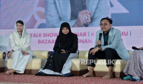 CEO Shabu Hatchi, Githa Nafeeza, Owner Tuneeca, Samira M Bafagih dan Kepala Badan Penyelenggara Jaminan Produk Halal (BPJPH), M Aqil Irham (kiri-kanan) saat sesi talkshow Republika Ramadhan Festival di Masjid Istiqlal, Jakarta, Ahad (9/4/2023). Talkshow tersebut mengangkat tema Halal Enterpreneurship, Concept and Opportunities yang membahas tentang kondisi industri halal di Indonesia dan langkah BPJPH dalam menjangkau masyarakat untuk memahami sertifikasi halal. Selain itu, Acara tersebut menghadirkan serangkaian kegiatan seperti bazar buku, kajian keislaman, santunan hingga hiburan dan berlangsung hingga Sabtu (15/4/2023).