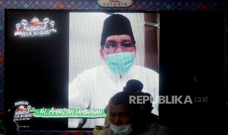 Sekjen MUI Amirsyah Tambunan saat menghadiri press conference secara virtual terkait Aksi Munasharah dan Merawat Kemenangan Dari Masjid Indonesia untuk Masjidil Aqsha, Al Quds dan Palestina Merdeka di Jakarta, Jumat (28/5). Aksi dukungan terhadap pembebasan masjidil aqsha dan perjuangan kemerdekaan Palestina tersebut akan dilaksanakan pada Ahad (30/5) dimulai pukul 06.00 sd 10.00 WIB yang akan diikuti oleh ribuan masjid dari seluruh pelosok negeri.Prayogi/Republika. 