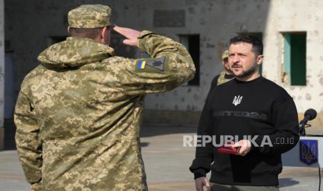 Presiden Ukraina Volodymyr Zelenskyy mengatakan negaranya masih menahan diri sampai mendapatkan lebih banyak kendaraan tempur dari Barat sebelum menggelar serangan balik untuk merebut kembali wilayah yang diduduki Rusia