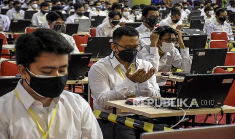 Peserta memanjatkan doa sebelum mengikuti ujian Seleksi Kompetensi Dasar (SKD) Calon Pegawai Negeri Sipil (CPNS) di Gedung SOR Arcamanik, Jalan Pacuan Kuda, Kota Bandung, Senin (27/9). Pemerintah Kota Bandung membuka 3.523 formasi dalam penerimaan Calon Pegawai Negeri Sipil (CPNS) dan Pegawai Pemerintah dengan Perjanjian Kerja (PPPK) tahun 2021. Formasi tersebut terbagi dua yakni 57 formasi untuk CPNS dan 3.466 formasi untuk penerimaan PPPK. 