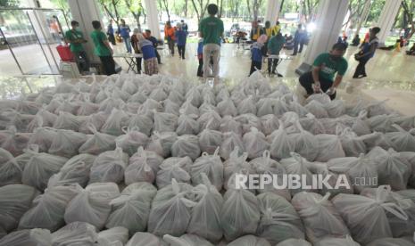 Warga mengantre pembagian paket sembako. 