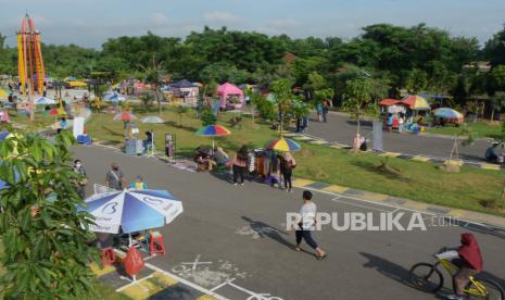 Pengunjung beraktivitas di areal kegiatan hari bebas kendaraan bermotor atau Car Free Day (CFD) pada masa Pelaksanaan Pembatasan Kegiatan Masyarakat (PPKM) di Kota Madiun, Jawa Timur, Ahad (17/1/2021). Pemkot Madiun tidak menutup kawasan CFD meskipun Kota Madiun termasuk daerah yang harus memberlakukan PPKM guna pencegahan penularan COVID-19, namun suasana CFD terpantau sepi pengunjung. 