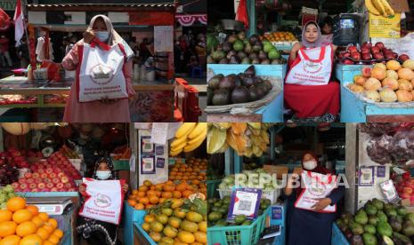 Foto kolase sejumlah pedagang menunjukkan bantuan dari presiden saat Presiden Joko Widodo melakukan kunjungan kerja di Pasar Pucang Anom, Surabaya, Jawa Timur, Ahad (21/8/2022). Walkot Surabaya Eri Cahyadi sebut penyaluran PKH dan BPNT baru 40 persen.