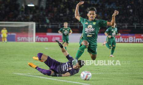 Pesepak bola Persebaya Surabaya Arief Catur Pamungkas (kanan) berusaha melewati penjaga gawang Persis Solo Gianluca Claudio Pandeynuwu (kiri) pada pertandingan BRI Liga I di Stadion Manahan, Solo, Jawa Tengah, Sabtu (1/7/2023). Persebaya menang atas Persis Solo dengan skor 3-2. 