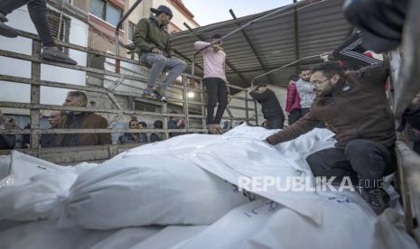 Warga Palestina berduka atas kematian kerabat mereka dalam pemboman Israel di Jalur Gaza, di luar kamar mayat di Rafah, Gaza selatan, Jumat, 29 Desember 2023.