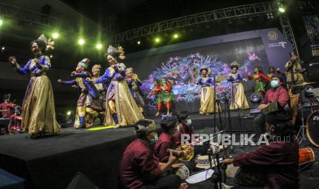 Penari menampilkan tarian Melayu kreasi di malam pembukaan Kenduri Seni Melayu (KSM) yang di laksanakan secara virtual di nagoya citywalk, Batam, Kepulauan Riau, Sabtu (12/12/2020). Kenduri Seni Melayu (KSM) merupakan agenda budaya tahunan yang menjadi ajang silaturahmi budayawan Melayu . 