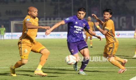 Pesepak bola Persita Tangerang Fergonzi (tengah) berebut bola dengan pesepak bola Bhayangkara FC Anderson Salles (kiri) pada pertandingan BRI Liga 1 di Stadion Indomilk Arena, Kabupaten Tangerang, Banten, Kamis (3/8/2023). Persita Tangerang dikalahkan oleh Bhayangkara FC dengan skor 0-1. 