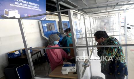 Calon penumpang menjalani tes GeNose C19 di Stasiun Yogyakarta, Kamis (6/5). Pada hari pertama larangan mudik suasana Stasiun Yogyakarta sepi. Meski ada keberangkatan kereta api jarak jauh, bukan peruntukan mudik. Larangan mudik ini berlaku mulai hingga 17 Mei mendatang.