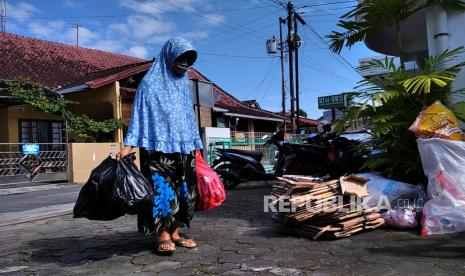 Warga membawa sampah untuk setoran bulanan di Bank Sampah Suryo Resik, Suryodiningratan, Yogyakarta, Ahad (19/2/2023). Sejak 2013 warga RW 13 Kelurahan Suryodiningratan melakukan pengelolaan sampah secara mandiri melalui Bank Sampah Suryo Resik (BSSR). Setiap sebulan sekali nasabah menyetor sampah dan dicatat oleh pengurus. Saat ini, BSSR memiliki hampir 180 nasabah. Setiap pengumpulan sampah oleh nasabah bisa menghasilkan uang antara Rp 500 ribu hingga Rp 1 jutaan.