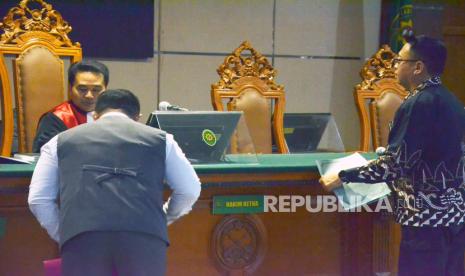 Penyerahan kesimpulan dari pihak termohon dan pemohon pada sidang praperadilan Pegi Setiawan, di Pengadilan Negeri Bandung, Jumat (5/7/2024). Dalam persidangan yang hanya berlangsung 10 menit ini, hakim tunggal Eman Sulaeman menyampaikan sidang akan berlanjut Senin 8 Juli 2024, beragendakan pembacaan putusan praperadilan.