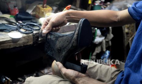 Perajin menyelesaikan produksi sepatu di Industri rumahan alas kaki di Kawasan Setiabudi, Jakarta, Rabu (9/9). Menteri Perdagangan RI Muhammad Lutfi menyampaikan, Persetujuan Kemitraan Ekonomi Komprehensif antara Indonesia dan negara-negara EFTA (IE- CEPA) resmi berlaku Senin (1/11). 