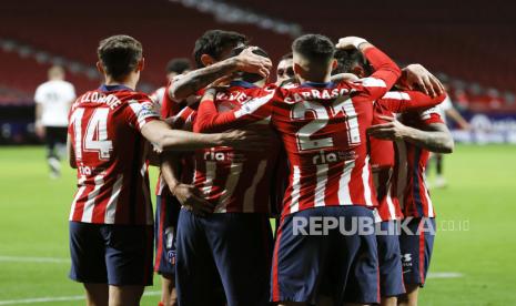 Para pemain Atletico merayakan kemenangan 3-1 dalam pertandingan sepak bola LaLiga Spanyol antara Atletico de Madrid dan Valencia CF di stadion Wanda Metropolitano di Madrid, Spanyol, 24 Januari 2021.