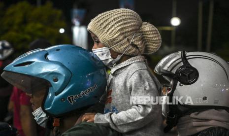 Pemudik bersepeda motor melintas di jalur arteri, Karawang, Jawa Barat. Ahli epidemiologi lapangan dari Universitas Jenderal Soedirman (Unsoed) dr Yudhi Wibowo mengingatkan pentingnya disiplin menerapkan protokol kesehatan dalam perjalanan mudik guna mencegah penyebaran COVID-19