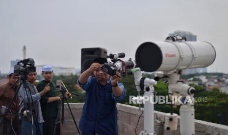 Petugas memantau hilal awal Ramadhan 1445 Hijriah di Masjid Al-Musyariin, Jalan Basmol Raya, Jakarta Barat, Ahad (10/3/2024). Tim Lembaga Falakiyah Pondok Pesantren Al-Hidayah Basmol DKI Jakarta menentukan 1 Ramadhan 1445 Hijriah jatuh pada Selasa, 12 Maret 2024 setelah melihat hilal 1,7 derajat atau tidak memenuhi syarat imkanur rukyat yakni posisi hilal mencapai ketinggian 3 derajat. Kementerian Agama menggelar pemantauan hilal awal Ramadhan 1445 Hijriah di 134 lokasi di Indonesia dan 4 lokasi di DKI Jakarta.