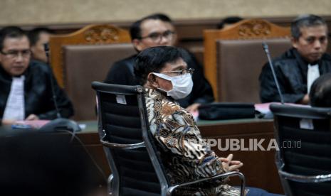 Terdakwa mantan Menteri Komunikasi dan Informatika (Menkominfo) Johnny G Plate saat menjalani sidang perdana di Pengadilan Negeri Tipikor, Jakarta Pusat, Selasa (27/6/2023). Johnny G Plate bersama dua terdakwa lainnya yakni Direktur Utama Bakti Kominfo Anang Achmad Latif dan Tenaga Ahli Human Development (HUDEV) Universitas Indonesia Tahun 2020, Yohan Suryanto hari ini menjalani sidang pembacaan dakwan dalam kasus dugaan korupsi penyediaan menara base transceiver station (BTS) 4G dan Infrastruktur pendukung 1, 2, 3, 4, dan 5 Bakti Kementerian Komunikasi dan Informatika (Kominfo) tahub 2020-2022.