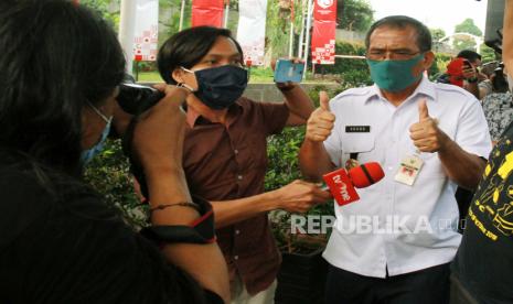 Bupati Blora Djoko Nugroho (kanan) memberikan keterangan pers usai menjalani pemeriksaan di gedung KPK, Jakarta, Kamis (6/8/2020). Djoko diperiksa sebagi saksi dalam kasus dugaan korupsi kegiatan penjualan dan pemasaran di PT Dirgantara Indonesia (PT DI) tahun 2007-2017 untuk tersangka Budi Santoso. 