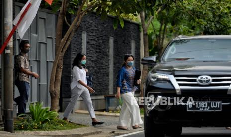 Tim Lembaga Perlindungan Saksi dan Korban (LPSK) keluar dari kediaman istri mantan Kadiv Propam Polri Irjen Ferdy Sambo, Putri Candrawathi di Jalan Saguling III, Kompleks Pertambangan, Duren Tiga, Jakarta Selatan, Selasa (9/8/2022). Kunjungan LPSK tersebut dalam rangka pemeriksaan atau asesmen psikologis terhadap Putri yang sebelumnya mengajukan permohonan perlindungan kepada LPSK sebagai korban dugaan pelecehan dalam kasus kematian Brigadir J. Republika/Thoudy Badai