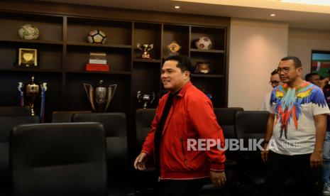 Menteri BUMN RI Erick Thohir (kiri) saat melakukan pendaftaran calon Ketua Umum PSSI periode 2023-2027 di Kantor PSSI, GBK Arena, Jakarta, Ahad (15/1/2023). Erick Thohir menjadi salah satu kandidat calon Ketua Umum PSSI yang akan dipilih pada Kongres Luar Biasa (KLB) pada 16 Februari 2023.