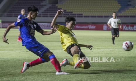 Pemain Arema FC Moch Sandy Ferizal (kiri) berusaha melewati massa adangan pemain Barito Putera Luthfi Kamal (kanan) pada pertandingan sepak bola Piala Menpora 2021 di Stadion Manahan, Solo, Jawa Tengah, Kamis (25/3/2021). Barito Putera menang dengan skor 2-1. 