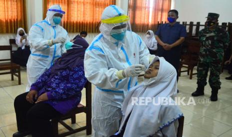 Petugas kesehatan melakukan swab test antigen kepada guru dan siswa di SMP 1 Jekulo, Kudus, Jawa Tengah, Rabu (6/10/2021). Satuan Tugas Penanganan COVID-19 setempat menggelar tes acak rapid antigen bagi guru dan siswa di sejumlah sekolahan guna pemantauan protokol kesehatan sekaligus memastikan kesehatan siswa dan guru saat pembelajaran tatap muka.