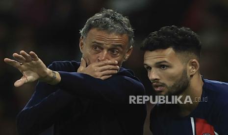 Pelatih PSG Luis Enrique (kiri).