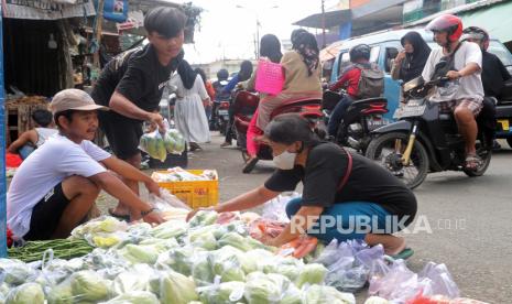  Pedagang sayuran menggelar dagangannya di jalan di pasar tradisional di Bogor, Rabu (3/5/2023). 