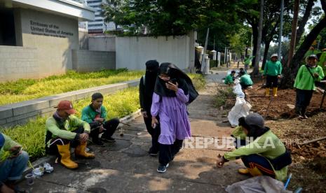 Pejalan kaki melintas di trotoar di depan Kedutaan Besar Amerika Serikat, Jalan Merdeka Selatan, Jakarta Pusat, Ahad (11/6/2023). 