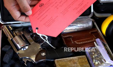 Polisi menunjukkan senjata api rakitan yang disita dari tangan tersangka  kasus kepemilikan senjata api ilegal di Polresta Malang, Jawa Timur, Selasa (25/8/2020). Dari kedua tersangka tersebut, polisi menyita dua pucuk senjata api rakitan, amunisi, rompi anti peluru serta puluhan perlengkapan militer. 