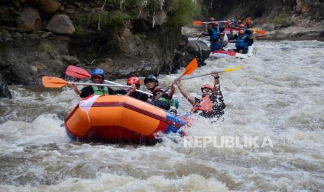 Wartawan dari berbagai daerah di Jawa Barat berlatih menggunakan perahu karet pada Workshop Jurnalis Sadar Risiko Bencana yang digelar Jabar Quick Response dan Diskominfo Jawa Barat, di Sungai Cimanuk, Kabupaten Garut, Kamis (11/8). Kegiatan tersebut untuk membekali wartawan tentang pengetahuan kebencanaan dan teknik keselamatan saat melakukan peliputan di lokasi bencana.