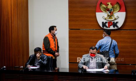 Wakil Ketua DPR RI Azis Syamsuddin mengenakan rompi tahanan saat konferensi pers penahanan  di Gedung Merah Putih KPK, Jakarta, Sabtu (25/9). KPK resmi menahan Azis Syamsuddin setelah ditetapkan sebagai tersangka dalam kasus dugaan suap penanganan perkara di Kabupaten Lampung Tengah. Republika/Thoudy Badai