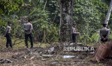 Petugas kepolisian melakukan penyisiran saat olah TKP di area rumah korban di Jalan Cagak, Kabupaten Subang. Sebanyak 80 adegan dalam kasus pembunuhan ibu-anak di Subang, Jabar akan diperagakan.