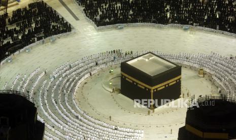 Masjidil Haram Kembali Ditempeli Stiker Jaga Jarak