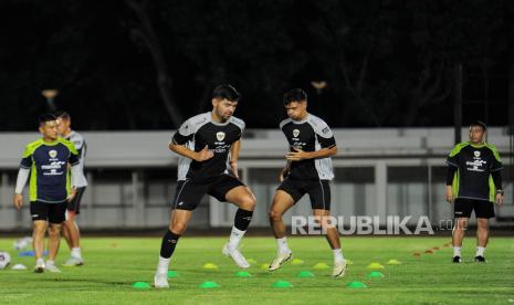 Pemain Timnas Indonesia Sandy Walsh (kiri) dan Shayne Pattynama (kanan) mengikuti sesi latihan di Stadion Madya GBK, Jakarta, Ahad (8/9/2024). Sesi latihan tersebut digelar sebagai persiapan laga putaran ketiga Kualifikasi Piala Dunia 2026 Zona Asia melawan Australia pada Selasa 10 September mendatang di Stadion Utama Gelora Bung Karno (SUGBK). Penjaga gawang Maarten Paes ikut bergabung pada sesi latihan bersama skuad timnas lainnya, sementara dua pemain keturuanan yang sedang menjalani proses naturalisasi Mees Hilgers dan Eliano Reijnders belum bergabung pada sesi latihan di Stadion Madya pada hari ini.