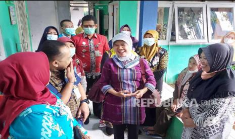 Deputi Bidang Keluarga Berencana dan Kesehatan Reproduksi (KKBR) BKKBN, dr Eni Gustina saat meninjau pelaksanaan layanan KB Serentak di Puskesmas Guntur II, Kecamatan Guntur, Kabupaten Demak, Rabu (8/3).