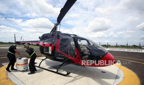 Petugas bersiap menaikan barang bawaan penumpang ke Helikopter jenis Bell 505 milik PT. WhiteSky Aviation untuk mudik Lebaran ke Bandung di Cengkareng Heliport Bandara Soekarno Hatta, Tangerang, Banten, Jumat (29/4/2022). PT WhiteSky Aviation pada musim mudik tahun 2022 ini membuka rute penerbangan ke Bandung dan Cirebon seiring dengan meningkatnya permintaan yaitu dengan tarif sekali terbang Rp8 juta untuk ke Bandung dan Rp12 juta untuk rute Cirebon dengan durasi penerbangan 40 menit. 