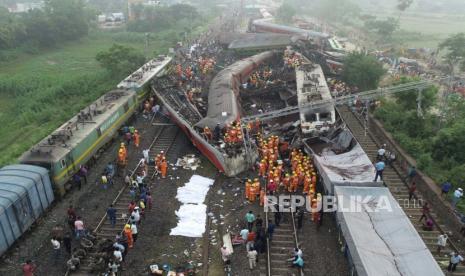 Kecelakaan fatal yang melibatkan dua kereta di India disebabkan oleh kesalahan dalam sistem sinyal elektronik sehingga berpindah jalur