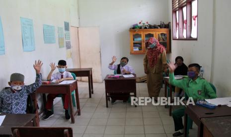 Sejumlah siswa berkebutuhan khusus hadir mengikuti ujian semester di Sekolah Luar Biasa (SLB) Negeri Dumai, Riau, Selasa (8/6/2021). Kegiatan belajar mengajar bagi siswa berkebutuhan khusus di sekolah tersebut selama masa pandemi COVID-19 ditiadakan terkecuali hadir pada saat mengikuti ujian dan sejumlah orangtua siswa berharap pemerintah mengijinkan sekolah dibuka kembali dikarenakan siswa membutuhkan interaksi lansung dengan guru pembimbingnya. 