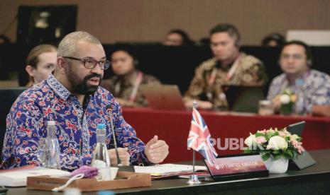 Menteri Luar Negeri Inggris James Cleverly berbicara selama Konferensi Pasca Menteri ASEAN dengan Inggris pada Pertemuan Menteri Luar Negeri Perhimpunan Bangsa-Bangsa Asia Tenggara (ASEAN) di Jakarta, Indonesia, 13 Juli 2023. Indonesia menjadi tuan rumah pertemuan menteri luar negeri ASEAN ke-56 dan pertemuan terkait dari 08 hingga 14 Juli.