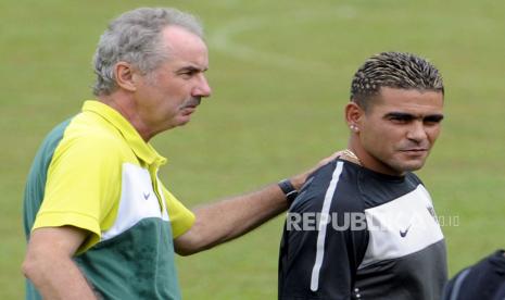 Pelatih timnas Indonesia Alfred Riedl (kiri) berbincang dengan pemain asuhannya Cristian Gonzales saat latihan jelang pertandingan babak final AFF Suzuki Cup 2010 melawan Malaysia di Lapangan Timnas Senayan, Jakarta, Senin (20/12).  